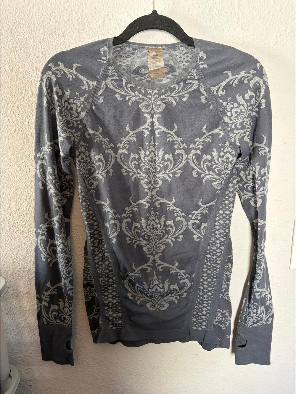 Climawear seamless grey pattern long sleeve size M. Couple snags
